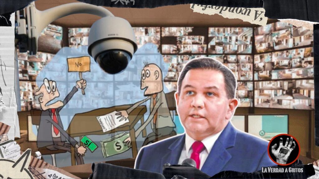 Cruz Pérez Cuéllar frente a un centro de monitoreo en Ciudad Juárez, observando una cámara de vigilancia, con caricatura de corrupción en la escena