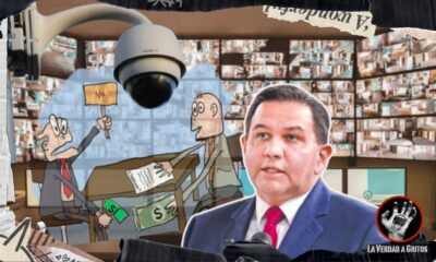 Cruz Pérez Cuéllar frente a un centro de monitoreo en Ciudad Juárez, observando una cámara de vigilancia, con caricatura de corrupción en la escena