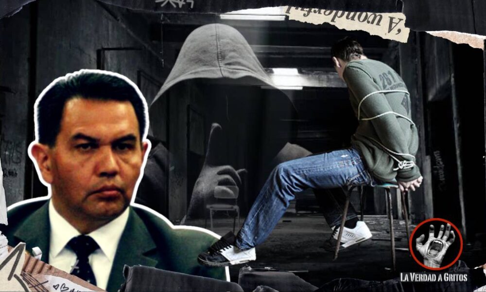 Montaje de Cruz Pérez Cuéllar con el fondo de una bodega donde se representa a una persona secuestrada, ilustrando la crisis de seguridad en Ciudad Juárez